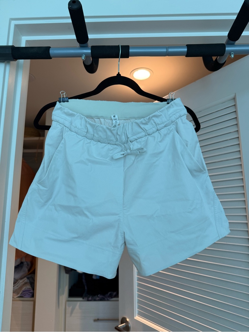 lululemon athletica Cinchable Waist 3.5in shorts. Color Bone size Small